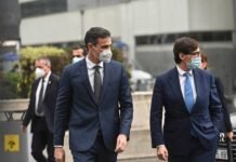 Pedro Sánchez y Salvador Illa son abucheados en el hospital La Paz de Madrid a gritos de «¡fuera, sinvergüenzas!»