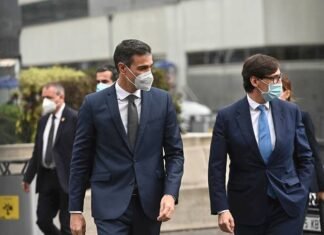 Pedro Sánchez y Salvador Illa son abucheados en el hospital La Paz de Madrid a gritos de «¡fuera, sinvergüenzas!»