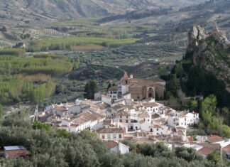 Juanma Moreno anuncia el cierre de todos los municipios de Andalucía y de toda actividad no esencial desde las 18.00 horas