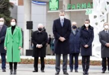 Díaz Ayuso participa en la inauguración de un monumento a los sanitarios fallecidos por el COVID con presencia de los Reyes de España