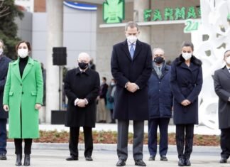 Díaz Ayuso participa en la inauguración de un monumento a los sanitarios fallecidos por el COVID con presencia de los Reyes de España
