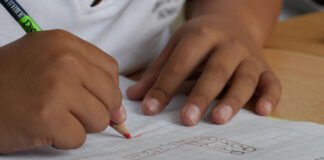 La Consejería de Educación de Murcia atiende en sus domicilios a 376 alumnos que no pueden asistir a clase por enfermedad