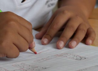 La Consejería de Educación de Murcia atiende en sus domicilios a 376 alumnos que no pueden asistir a clase por enfermedad