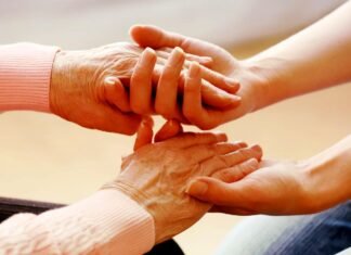 Murcia abre el plazo para solicitar las ayudas para el cuidado de niños, personas mayores o con discapacidad