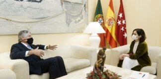 Díaz Ayuso comparte con el embajador de Portugal los beneficios de una política fiscal a la baja en Madrid