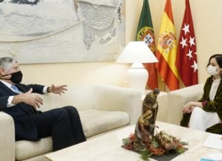 Díaz Ayuso comparte con el embajador de Portugal los beneficios de una política fiscal a la baja en Madrid