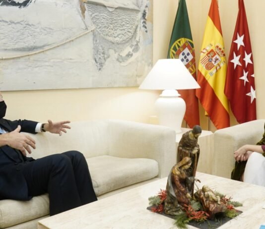 Díaz Ayuso comparte con el embajador de Portugal los beneficios de una política fiscal a la baja en Madrid