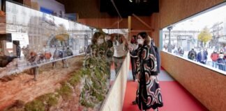 Díaz Ayuso inaugura el Belén de la Puerta del Sol, con homenaje a los sanitarios madrileños