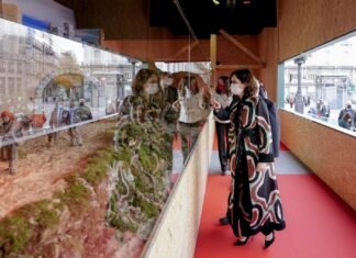 Díaz Ayuso inaugura el Belén de la Puerta del Sol, con homenaje a los sanitarios madrileños