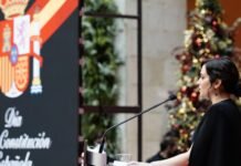 Díaz Ayuso reivindica la Constitución como barrera para que totalitarios no acaben con la libertad