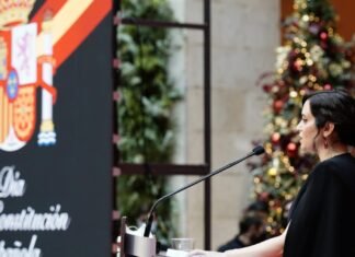 Díaz Ayuso reivindica la Constitución como barrera para que totalitarios no acaben con la libertad