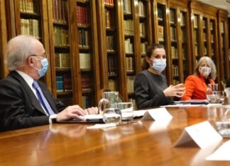 La Reina de España Doña Letizia presidió el Patronato FundéuRAE en una reunión sobre el buen uso del español en los medios de comunicación