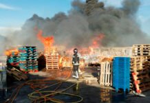 Operativos de emergencia trabajan en la extinción de un incendio en una planta de reciclaje en Almería