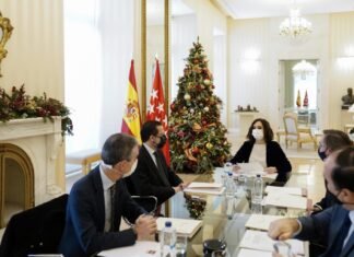 Díaz Ayuso reafirma ante la empresa familiar su compromiso de baja fiscalidad y estabilidad en Madrid