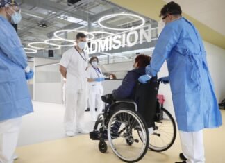 El Hospital público Enfermera Isabel Zendal entra en funcionamiento en Madrid