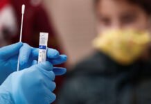 La Junta de Andalucía realizará unos 140.000 test a profesionales de la educación para la vuelta a clase tras las vacaciones