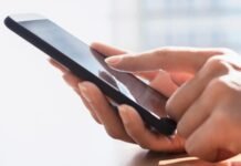 El gobierno de Madrid ha enviado este lunes 1.200.000 mensajes SMS recordando las restricciones en las zonas básicas de salud
