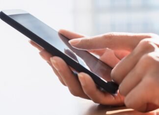 El gobierno de Madrid ha enviado este lunes 1.200.000 mensajes SMS recordando las restricciones en las zonas básicas de salud