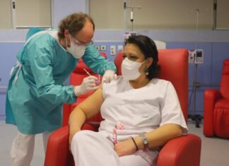 Castilla-La Mancha ha iniciado hoy la vacunación del personal del sistema sanitario regional frente al SARS-Cov2