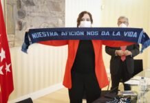 Díaz Ayuso traslada al equipo de baloncesto Estudiantes que la Comunidad de Madrid reconstruirá el pabellón La Nevera
