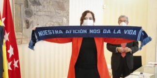 Díaz Ayuso traslada al equipo de baloncesto Estudiantes que la Comunidad de Madrid reconstruirá el pabellón La Nevera