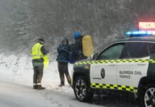 La nieve colapsa el centro de España obligando el cierre de Barajas y el uso de cadenas obligatorias en Madrid capital