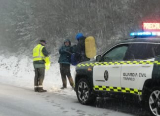 La nieve colapsa el centro de España obligando el cierre de Barajas y el uso de cadenas obligatorias en Madrid capital