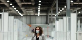 Díaz Ayuso anuncia uso obligatorio de mascarilla en restaurantes y 6 personas por mesa en las terrazas de Madrid