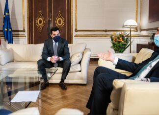 Juanma Moreno aplaude la apuesta de Renault para que Andalucía tenga un papel relevante en el futuro de la compañía