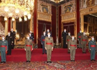 Audiencia militar del Rey de España a un grupo de Generales de Brigada y Contralmirantes
