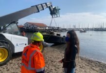 El gobierno de Murcia retira seis embarcaciones varadas o hundidas en aguas del municipio de Los Alcázares