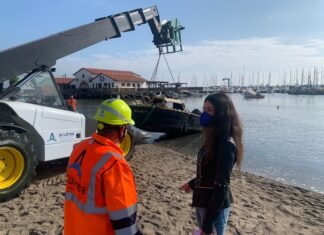 El gobierno de Murcia retira seis embarcaciones varadas o hundidas en aguas del municipio de Los Alcázares