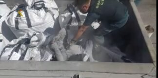 Rescatado en el puerto de Melilla una persona enterrada dentro de un saco que contenía cenizas volantes tóxicas procedentes de una incineradora
