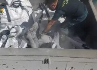 Rescatado en el puerto de Melilla una persona enterrada dentro de un saco que contenía cenizas volantes tóxicas procedentes de una incineradora