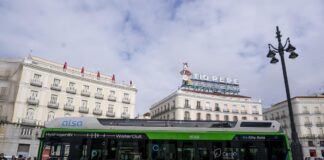 Díaz Ayuso presenta el primer autobús de hidrógeno que circulará en España