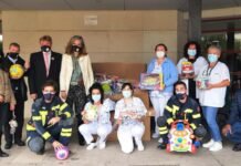 Los bomberos del SPEIS de Alicante hacen entrega de una donación de juguetes en el Hospital General de la ciudad