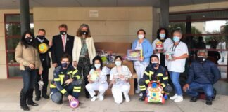 Los bomberos del SPEIS de Alicante hacen entrega de una donación de juguetes en el Hospital General de la ciudad