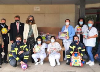 Los bomberos del SPEIS de Alicante hacen entrega de una donación de juguetes en el Hospital General de la ciudad