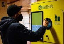 Valencia estrena la implantación en la Comunitat del sistema de incentivos por depósito de botellas de plástico y latas en el contenedor amarillo
