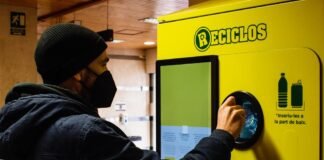 Valencia estrena la implantación en la Comunitat del sistema de incentivos por depósito de botellas de plástico y latas en el contenedor amarillo