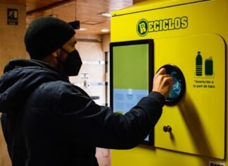 Valencia estrena la implantación en la Comunitat del sistema de incentivos por depósito de botellas de plástico y latas en el contenedor amarillo
