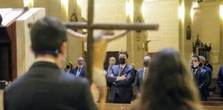 El alcalde de Alicante cierra el Vía Crucis Oficial de Semana Santa al leer la XIV Estación
