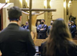 El alcalde de Alicante cierra el Vía Crucis Oficial de Semana Santa al leer la XIV Estación