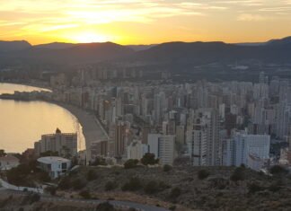 Cs exige que “una vacuna que haga salir al sector turístico de la crisis en la que está sumido”