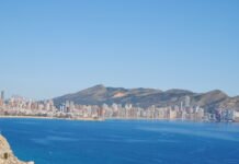 Una cuarentena de sanitarios se han alojado en Benidorm durante la tercera ola en los apartamentos ofrecidos por Hosbec y el Ayuntamiento