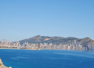 Una cuarentena de sanitarios se han alojado en Benidorm durante la tercera ola en los apartamentos ofrecidos por Hosbec y el Ayuntamiento