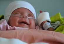 Un estudio confirma que el contacto piel con piel no aumenta el riesgo de contagio de COVID-19 para bebés