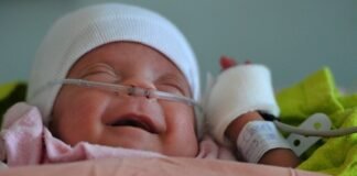 Un estudio confirma que el contacto piel con piel no aumenta el riesgo de contagio de COVID-19 para bebés