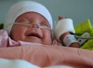 Un estudio confirma que el contacto piel con piel no aumenta el riesgo de contagio de COVID-19 para bebés