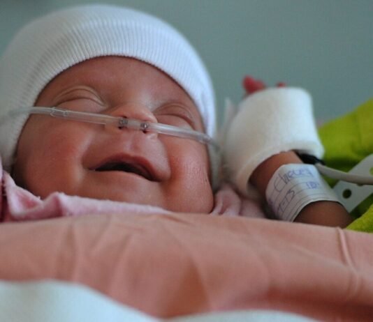 Un estudio confirma que el contacto piel con piel no aumenta el riesgo de contagio de COVID-19 para bebés